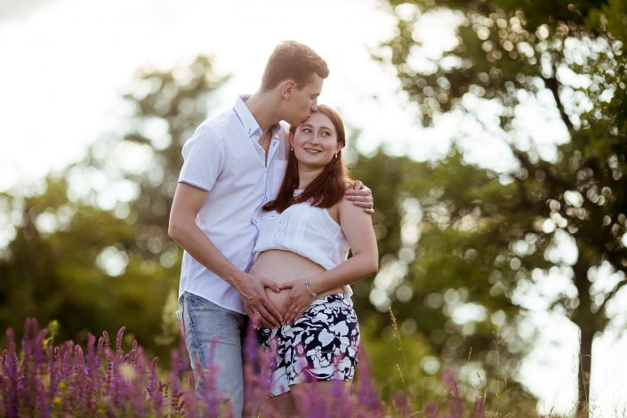Babybauchshooting im romantischen Licht der Abendsonne entstand diese Babybauchbild