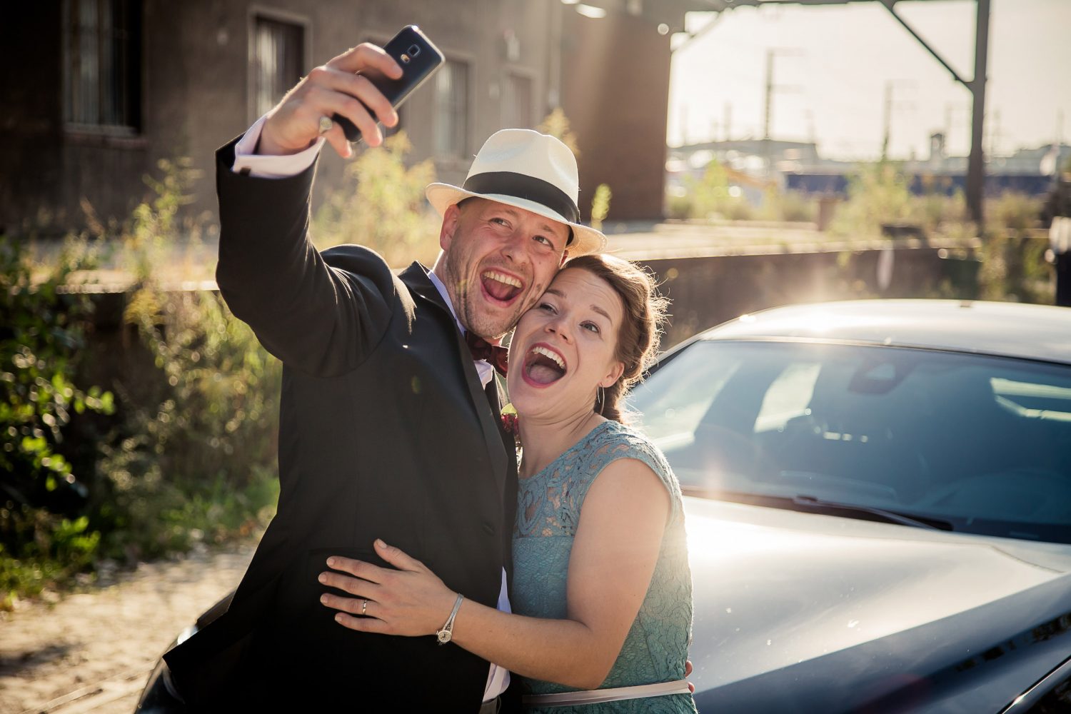 mit viel Spass beim Shooting, hier macht das Brautpaar gerade ein Selfie