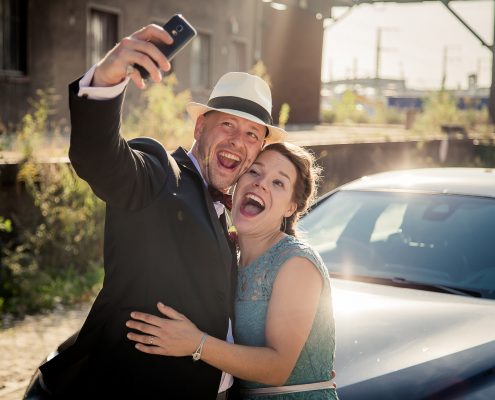 mit viel Spass beim Shooting, hier macht das Brautpaar gerade ein Selfie