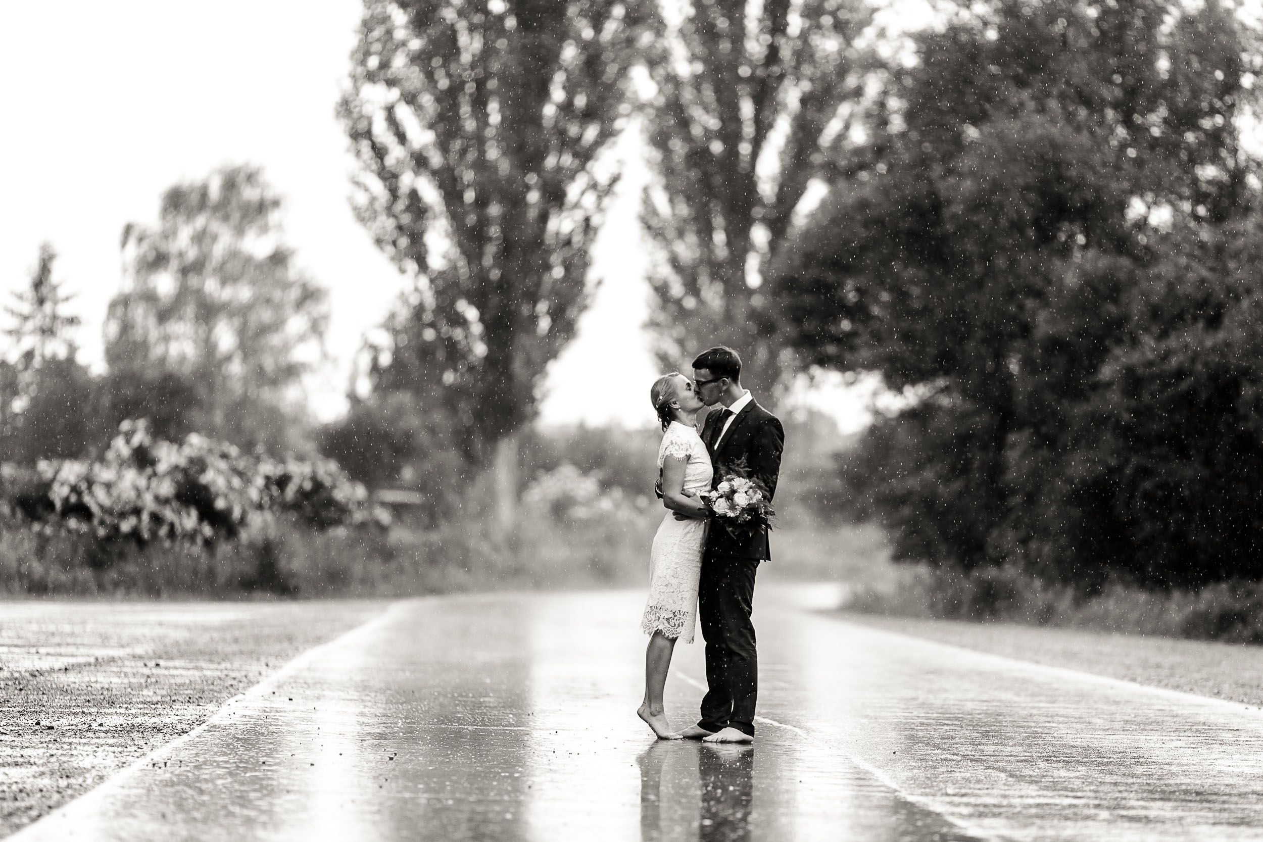Brautpaar küsst sich barfuß im strömenden Regen Hochzeitsfotograf Andreas Pöcking aus Erfurt