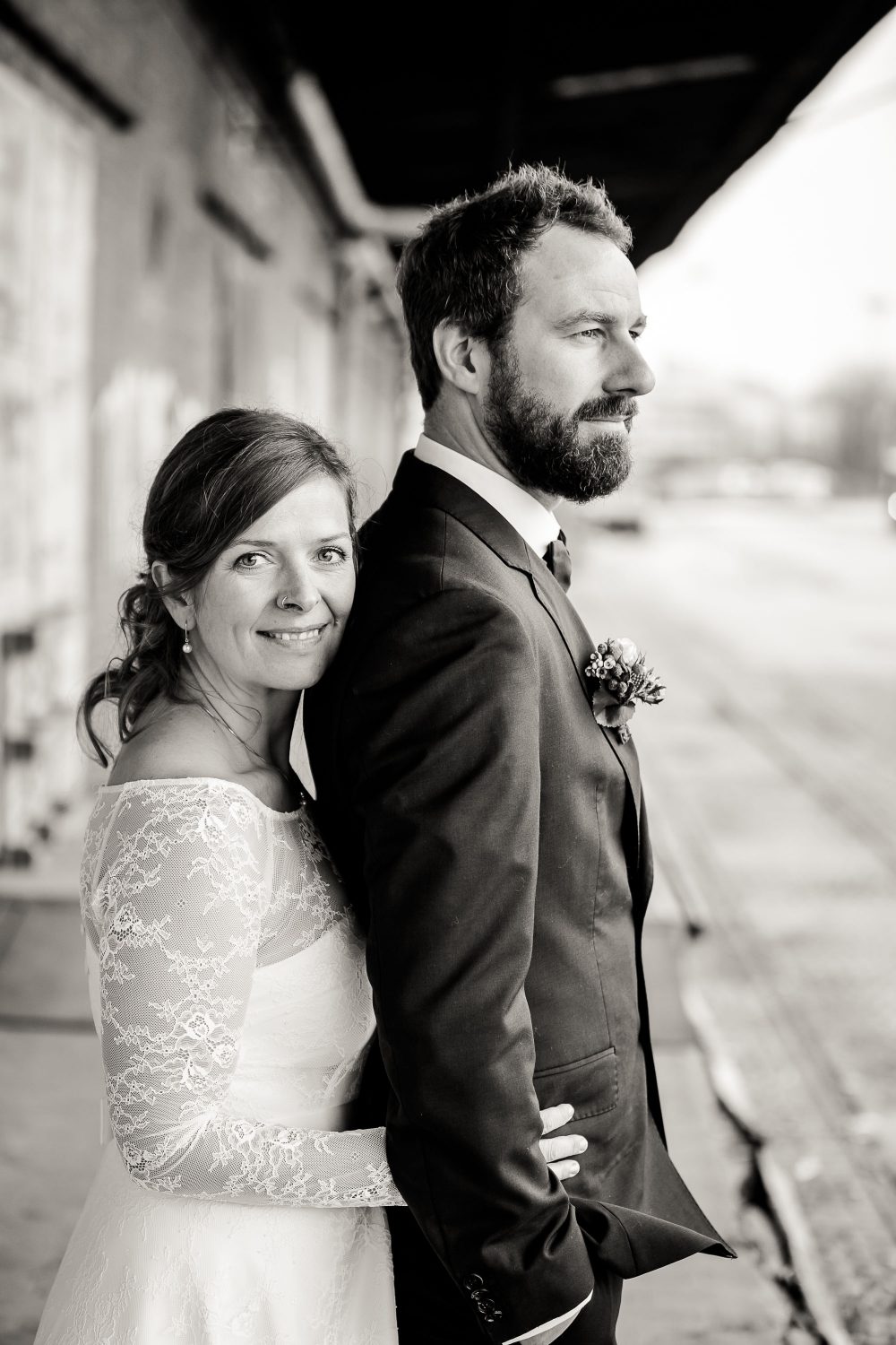 Hochzeitsportrait in sw am Zughafen in Erfurt