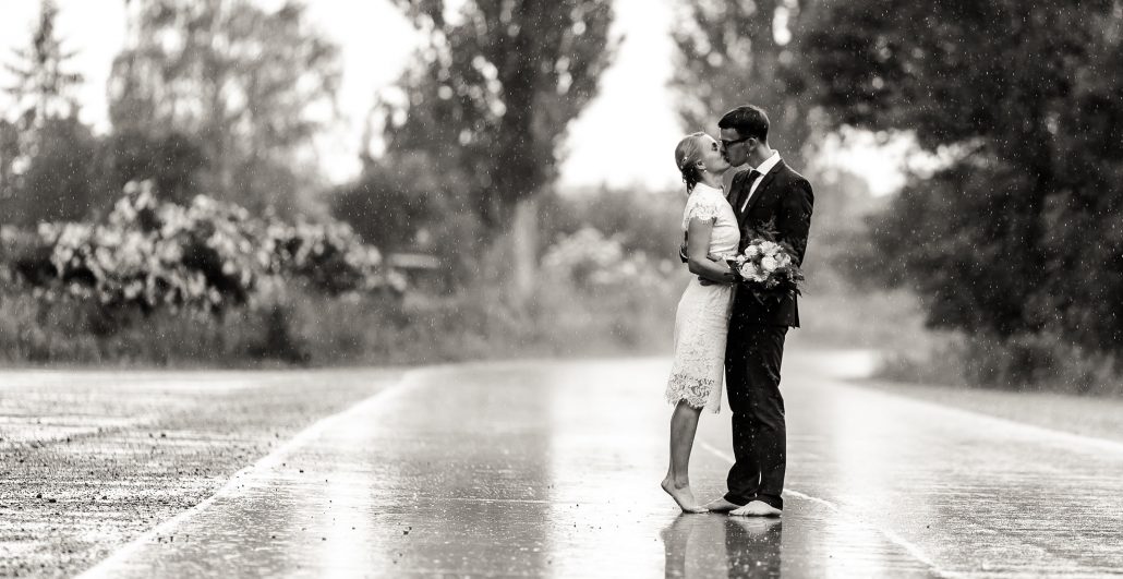 Brautpaar küsst sich barfuß im strömenden Regen Hochzeitsfotograf Andreas Pöcking aus Erfurt &copy; Andreas Pöcking Fotograf Erfurt