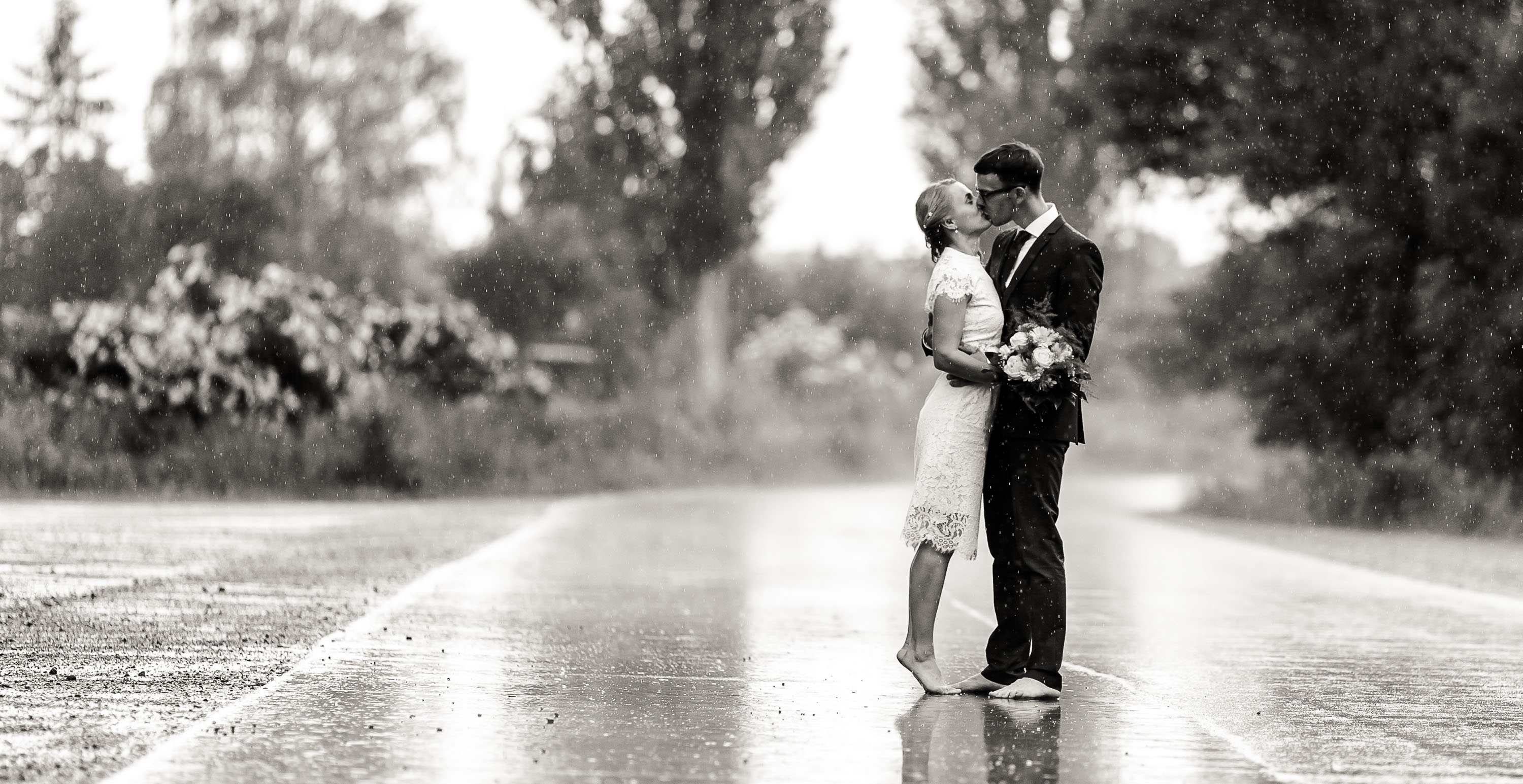 Brautpaar küsst sich barfuß im strömenden Regen Hochzeitsfotograf Andreas Pöcking aus Erfurt &copy; Andreas Pöcking Fotograf Erfurt