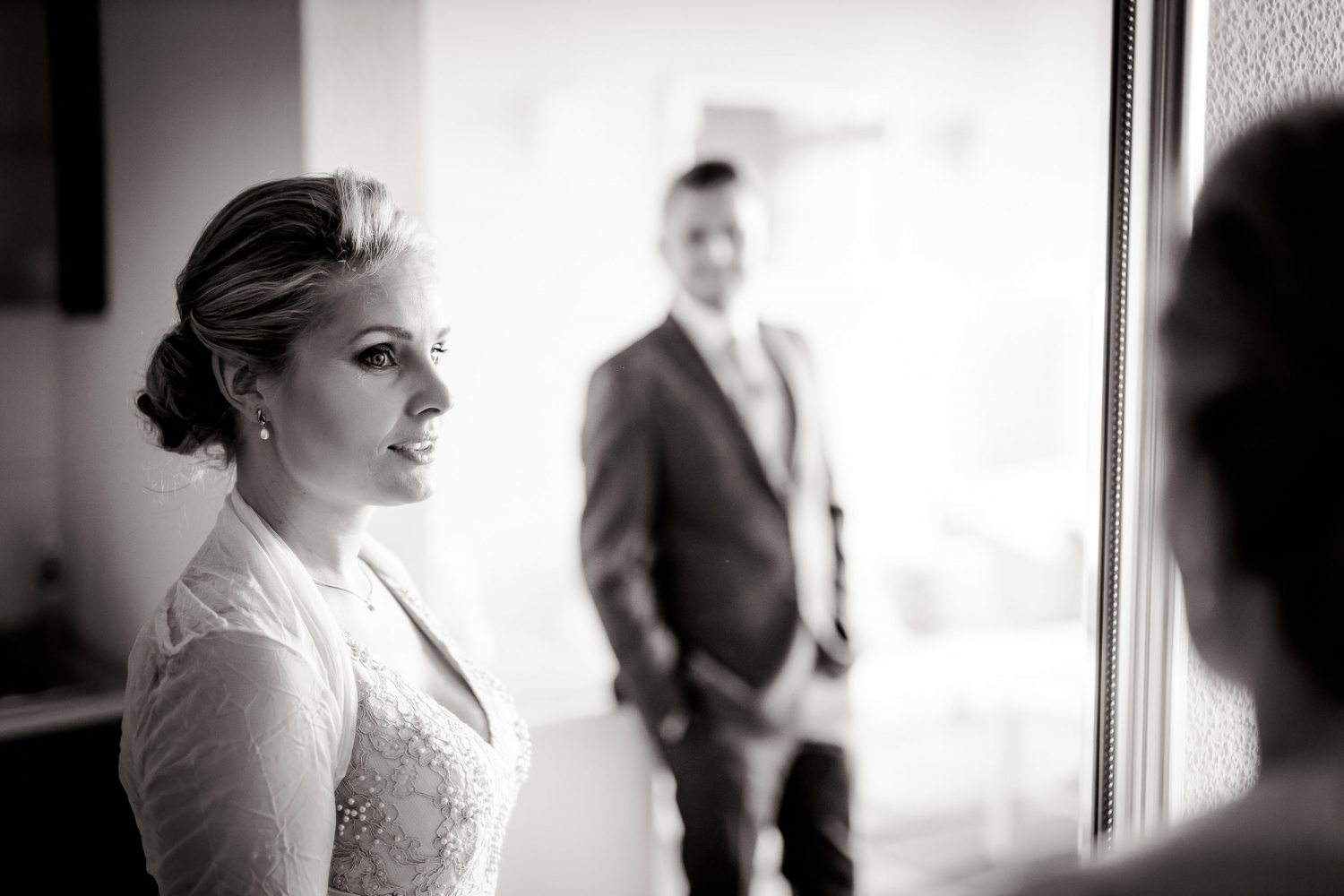 über einen Spiegel fotografiertes Hochzeitspaar, Braut im Vordergrund