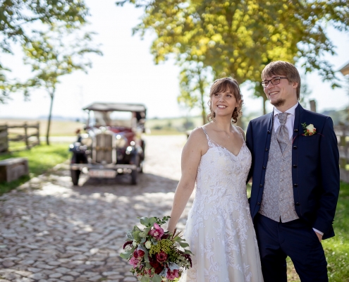 Brautpaar im Rittergut Positz mit Oldtimer im Hintergrund