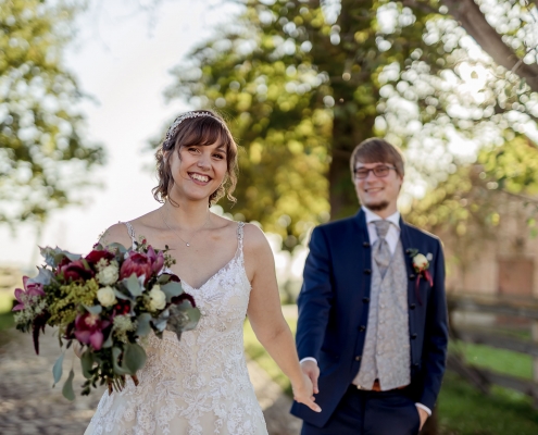 Hochzeitspaar im Laufen