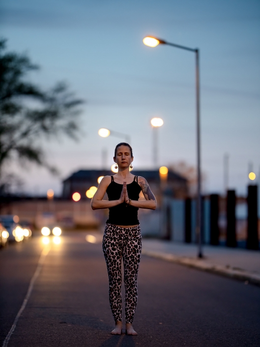 Yoga im Corona Frühjahr 2020 im Dämmerlicht auf der Straße Canon EOS R & RF 85mm