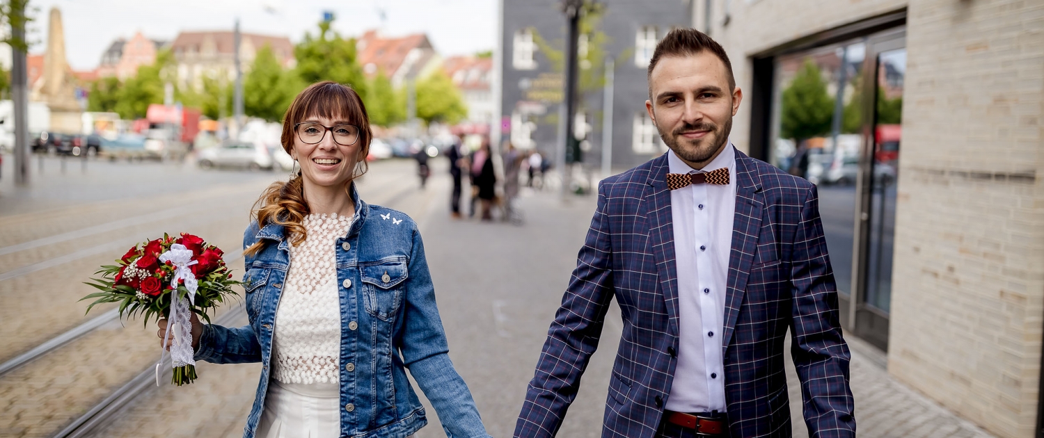 das frisch vermähltes Hochzeitspaar in der Domstraße in Erfurt fotografiert im Laufen mit der EOS R & EF 35mm f/1.4l ii usm