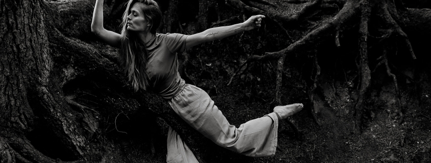 künstlerisches Yoga Portrait fotografiert mit der Canon EOS R und EF 35mm f/1.4l ii usm im Thüringer Wald