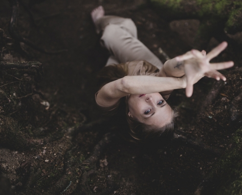 vom Adler inspirierte Yoga Einstellung, fotografiert von oben in einem Wurzelloch im Thüringer Wald mit der Canon EOSR & EF 35mm f/1.4l ii usm