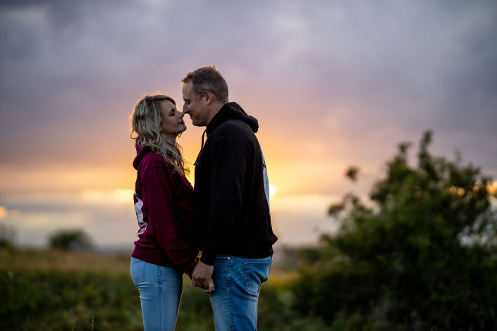 Pärchenbild im Halbprofil vor Sonnenuntergang Canon EOSR & RF 85mm f/1.2L USM