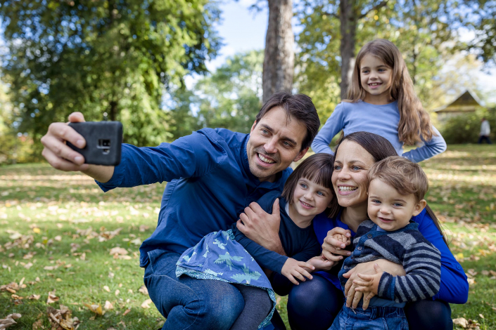 modernes Familienbild im Park, die Familie beim Selfie machen fotografiert mit der Canon EOSR6 & EF 35mm f/1.4l ii usm