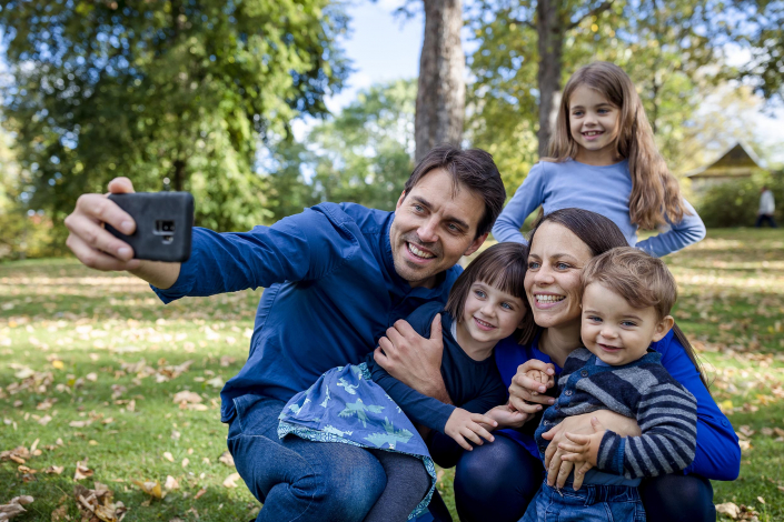 modernes, entspanntes Familienbild im Grünen modernes Familienbild im Park, die Familie beim Selfie machen fotografiert mit der Canon EOSR6 & EF 35mm f/1.4l ii usm