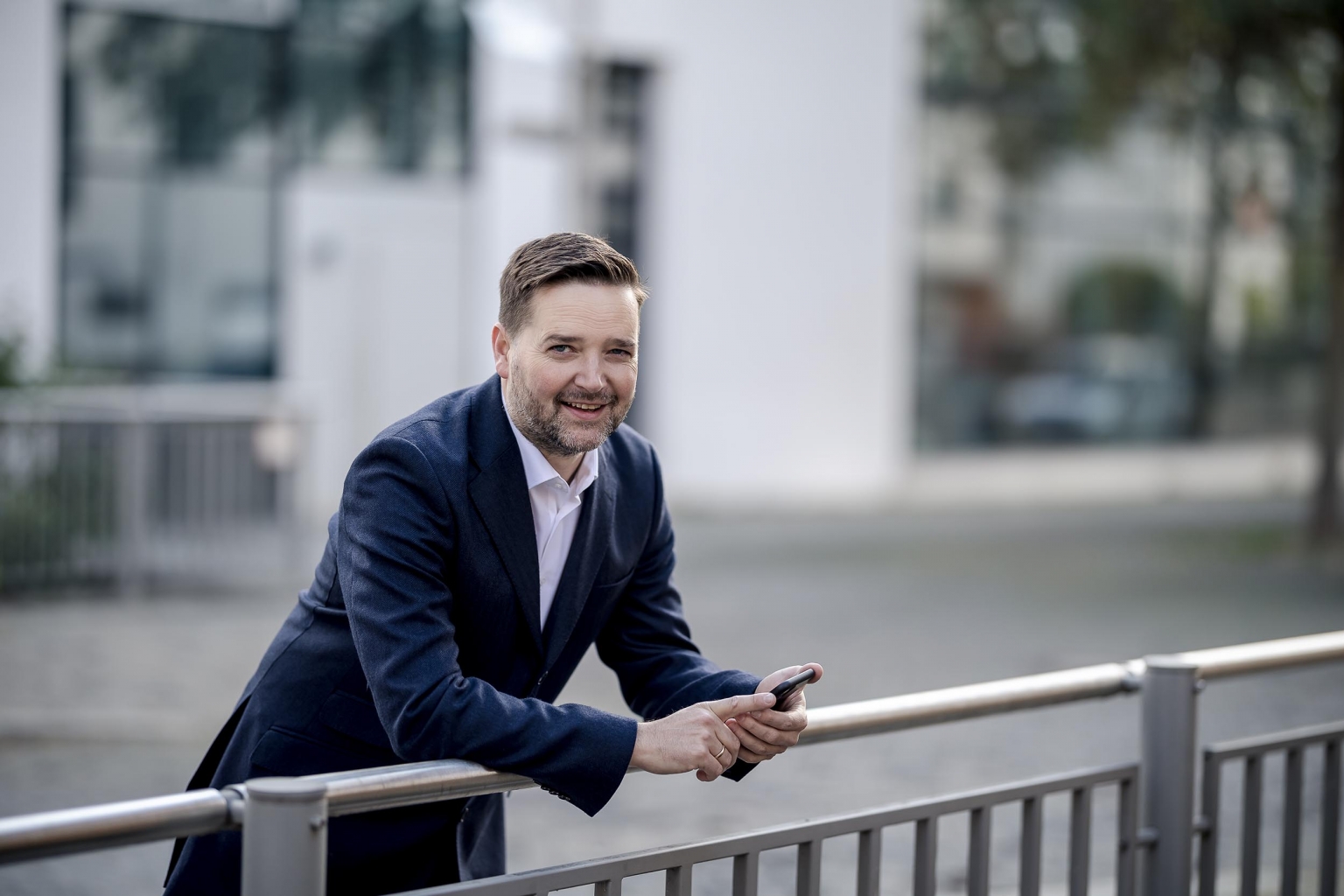 Outdoor Business Portrait Businessportrait mit Tageslicht Canon EOSR & RF 85mm f/1.2L USM