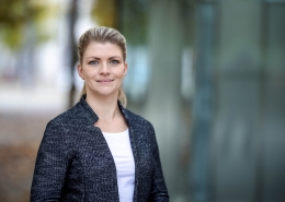 Business Bild mit urbanem Hintergrund fotografiert in Erfurt Canon EOSR6 & RF 85mm f/1.2L USM