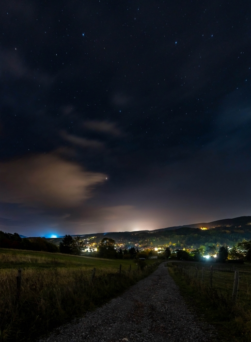 Nachthimmel über Geraberg im Thüringer Wald der nächtliche Sternenhimmel über Geraberg, gut zu erkennen der Lichtsmog von Ilmenau Canon Eos R6 & Sigma Art 20mm
