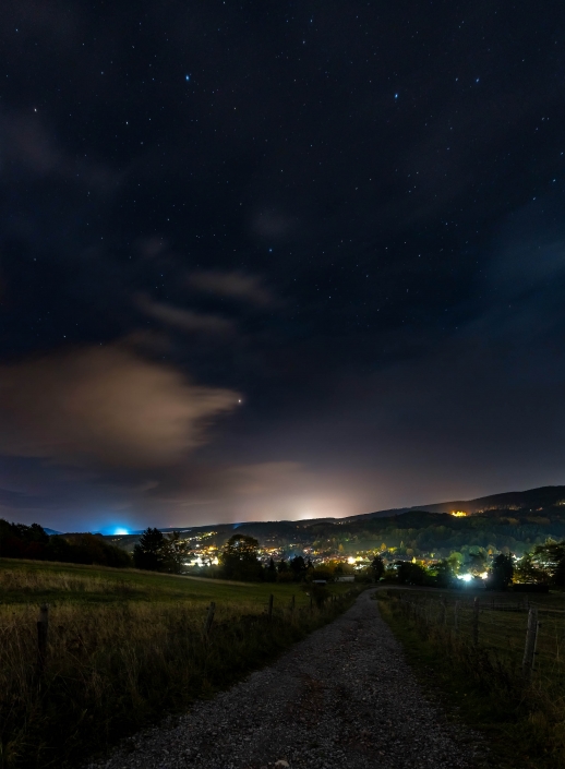 der nächtliche Sternenhimmel über Geraberg, gut zu erkennen der Lichtsmog von Ilmenau Canon Eos R6 & Sigma Art 20mm