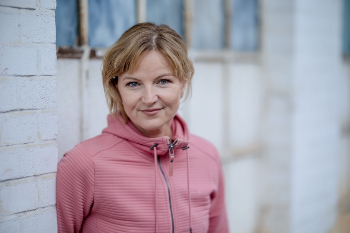 farblich sehr schönes Tageslichtportrait der Schauspielerin & Yogalehrerin Monika Freeman fotografiert in Arnstadt mit der Canon EOSR6 & RF 85mm f/1.2L USM