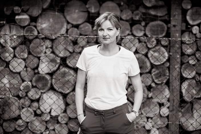 Outdoor Schwarz Weiss Portrait der Schauspielerin Monika Freeman entstanden in Arnstadt mit der Canon EOS R6 & RF 85mm f/1.2L USM