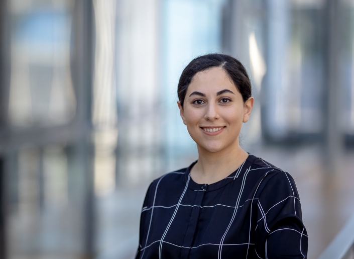 Businessportrait mit Tageslicht fotografiert Indoor mit der Canon EOS R6 und dem RF 85mm f/1.2L USM bei Blende 1.2