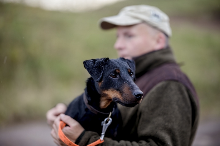 deutscher Jagdterrier auf dem Arm von Herrchen regennasser deutscher Jagdterrier auf dem Arm von Herrchen Canon EOS R6 & RF 85mm f/1.2L USM