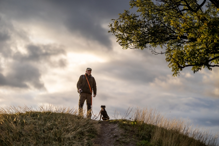 stimmungsvolles Portrait vom Jäger mit Hund stimmungsvolles Portrait vom Jäger mit Hund fotografiert mit der Canon EOS R6 & RF 85mm f/1.2L USM bei f1.2