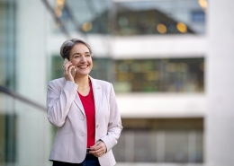 farbenfrohes Businessportrait fotografiert mit Tageslicht in Erfurt mit der Canon EOSR6 & RF 85mm f/1.2L USM