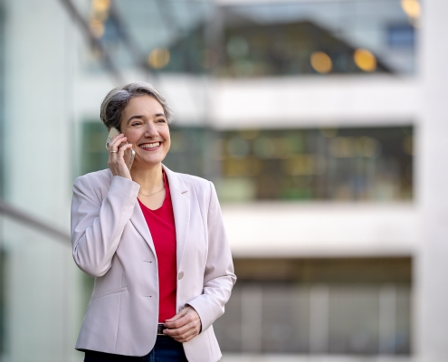 farbenfrohes Businessportrait fotografiert mit Tageslicht in Erfurt mit der Canon EOSR6 & RF 85mm f/1.2L USM