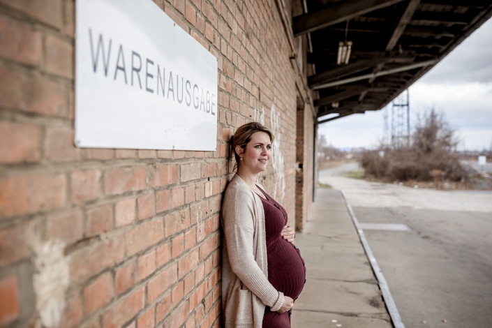 Babybauch Fotoshooting Outdoor am Zughafen Canon EOS R6 & EF 35mm f2.5