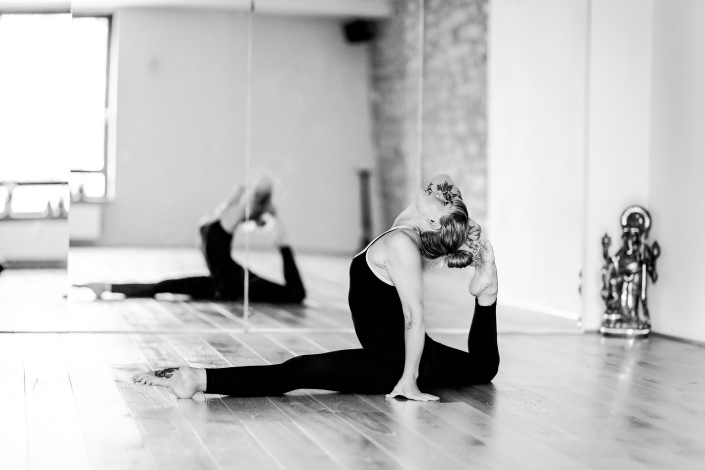 Laurie Penedo Braganca beim Fotoshooting für das Yogastudio Ekatra in Erfurt Canon EOS R6 & RF 85mm f1.2