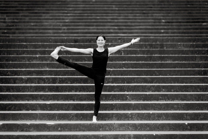 Evelyn Bierbach auf den Domstufen in Erfurt beim Yogafotoshooting für Ekatra Canon EOS R6 & RF 85mm f1.2