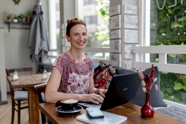 Journalistin Julia Herz 2022 in Erfurt fotografiert im Cafe Oma Lilo mit der Cabnon EOS R6 & EF 35mm f1.4