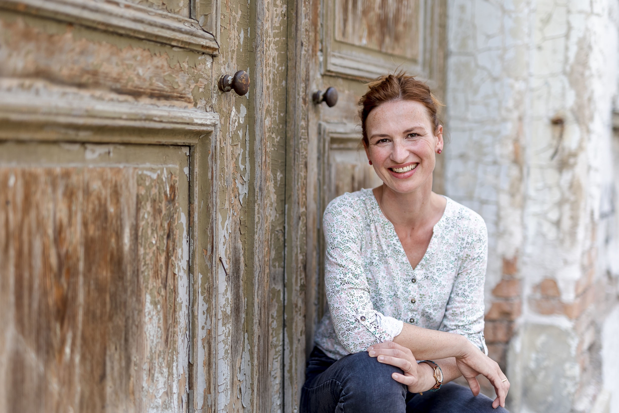 Portrait der Journalistin und Autorin Julia Herz aus Erfurt www.julia-herz.de fotografiert mit der Canon EOSR6 & Sigma Art 50mm bei Blende 1.4