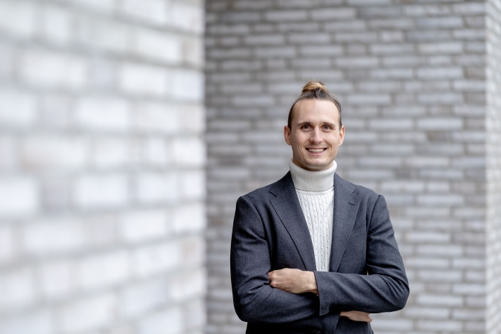 Tageslicht Businessportrait vor hellem Backstein Tageslicht Businessportrait vor hellem Backstein fotografiert mit der Canon EOS R6 und dem RF 85mm f1.2
