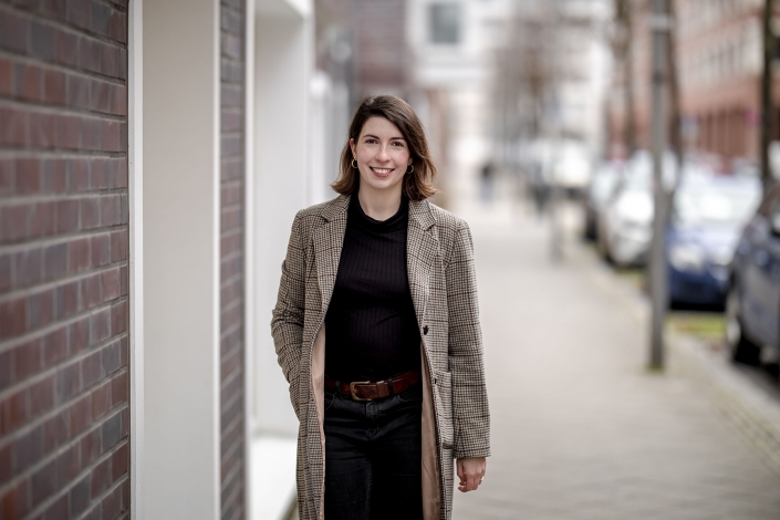 lockeres Businessportrait im Laufen lockeres Businessportrait im Laufen fotografiert mit der Canon EOS R6MK2 und dem Rf 85mm f1.2