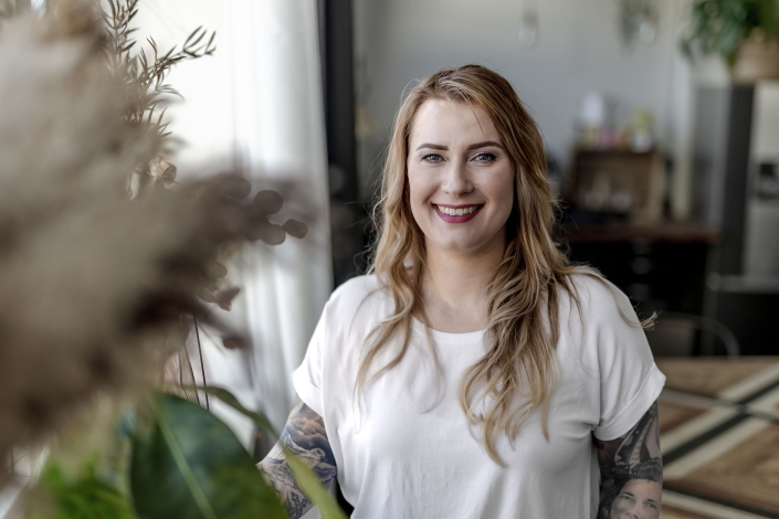 Businessportrait von Beauty Artist Victoria Pfeil Tageslicht Businessportrait von Beauty Artist Victoria Pfeil ( schoenheitvomlande.de ) fotografiert mit der Canon EOS R6M2 und dem Sigma Art 50 mm