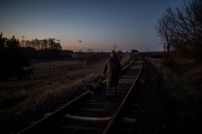 Abendspaziergang im Dämmerlicht praktisch ohne Licht ca 30 Minuten nach Sonnenuntergang entstand diese Bild in Bewegung fotografiert Canon EOS R6 MK II & EF 35mm f1.4