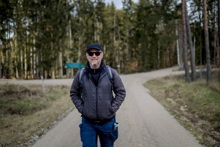 ich selbst (Andreas Pöcking) beim Wandern im Wald, Canon EOS R6 MK II & EF 35mm f1.4
