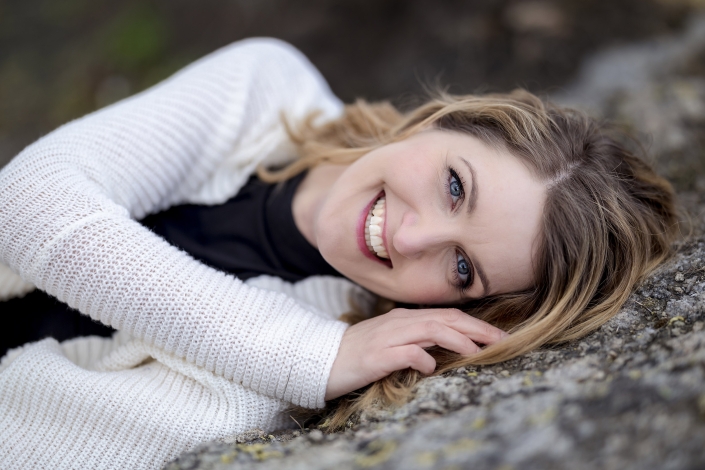 Portrait Outdoor bei reinem Tageslicht natürliches Tageslicht Portrait im Liegen fotografert in Erfurt mit der Canon EOS R6m2 & dem RF 85mm f1.2