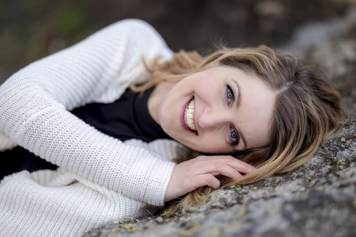 natürliches Tageslicht Portrait im Liegen fotografert in Erfurt mit der Canon EOS R6m2 & dem RF 85mm f1.2