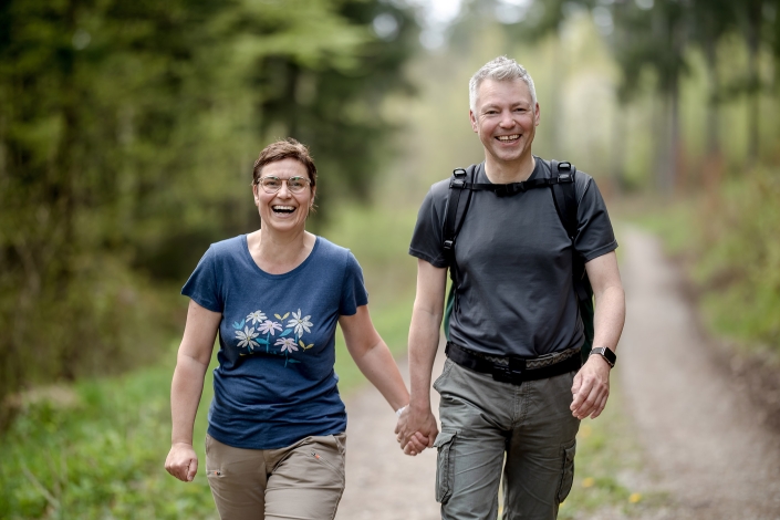 Paarfotografie voll in Bewegung Paar beim wandern in doppelter Bewegung fotografiert im Thüringer Wald mit der Canon EOS R6 & dem RF 85mm f1.2 bei Blende 1.2