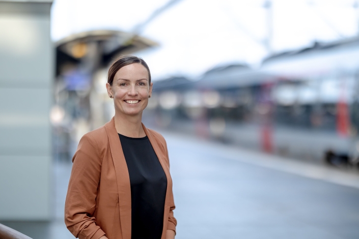 modernes freundliches Businessportrait Content bezogenes Tageslicht Businessportrait fotografiert in Erfurt mit der Canon EOS R6mk2 & dem RF 85mm f1.2