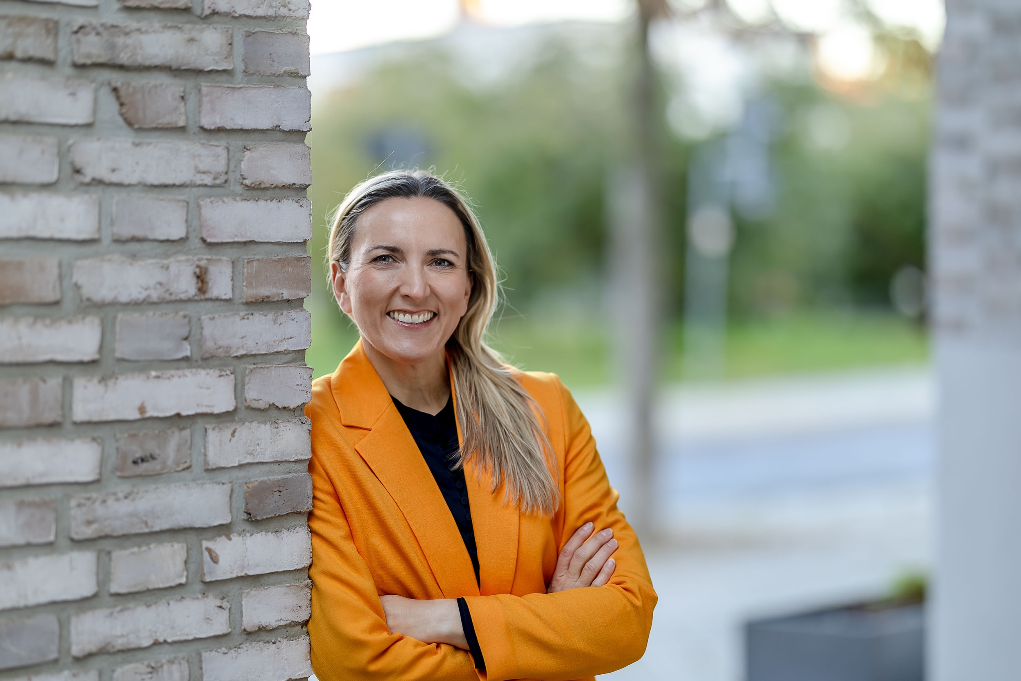 lockeres, farbenfrohes Business Portrait lockeres, farbenfrohes Tageslicht Businessportrait fotografiert in Erfurt mit der Canon EOS R6mk2 & dem RF 85mm f1.2