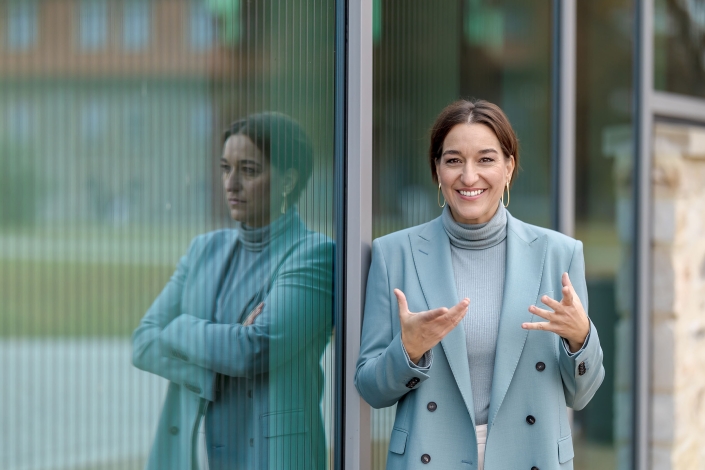 kreatives Businessportrait von Katinka Riemann, Trainerin für Körpersprache & Kommunikation fotografiert in Erfurt mit der Canon EOS R6 MK II & dem RF85mm f1.2