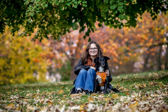 ein farbenfrohes herbstliches Portrait mit Hund, fotografiert in Erfurt mit der Canon EOS R6mk2 & dem RF70-200mm f2.8 bei Blende 4 und 200mm