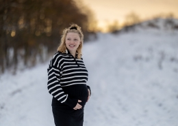 Babybauchportrait in winterlicher Landschaft zum Sonnenuntergang fotografiert mit der Canon EOS R 6 MK II & dem Rf 85mm f1.2 in Erfurt