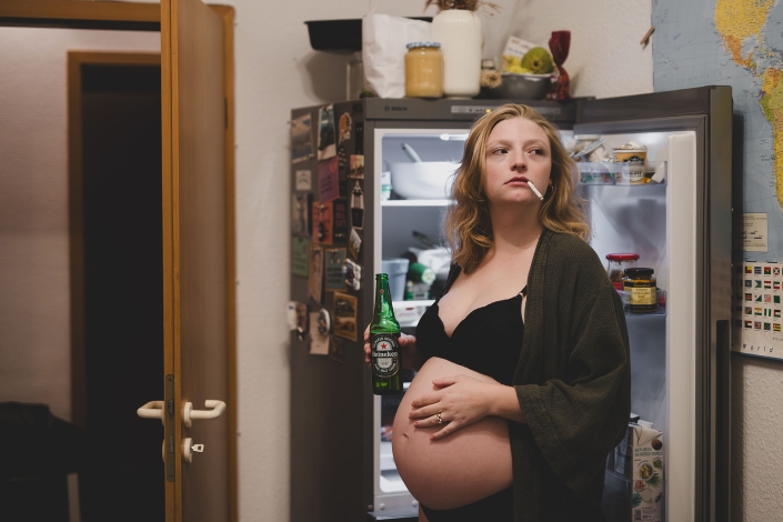 Babybauch mal anders Babybauchportrait in der Küche, untypisch mit Bier und Zigarette vorm offenen Kühlschrank fotografiert in Erfurt mit der EOS R6mk2 und dem Sigma Art 50mm