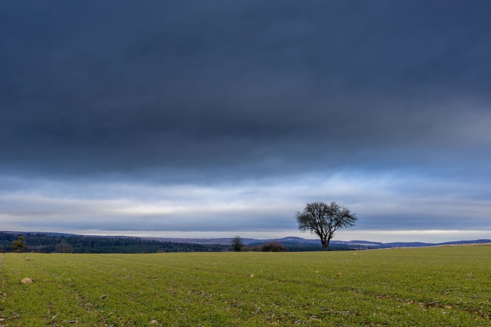 dramatische Wolkenstimmung in der Nähe vom Ruhmberg bei Kranichfeld in Thüringen, Blickrichtung Tannroda Canon EOS R6MK2 & RF STM 35mm f1.8