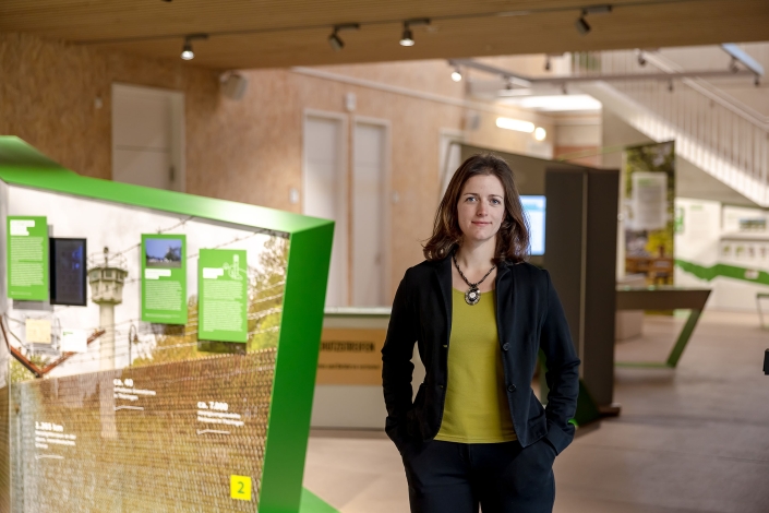 Indoor Businessportrait Carlotta Schulz in der Ausstellung #gruenebandbreite im Atrium der Stiftung Naturschutz Thüringen in Erfurt fotografiert mit der Canon EOS R6 & dem RF 28mm-70mm f2.0