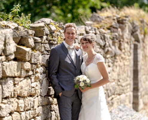 Ein Lächeln sagt mehr als tausend Worte, und das Glück dieses Paares ist in ihren Gesichtern zu sehen, während sie sich eng aneinander schmiegen - Kranichfeld 2025 Canon EOS R5MII & RF 135mm f1.8